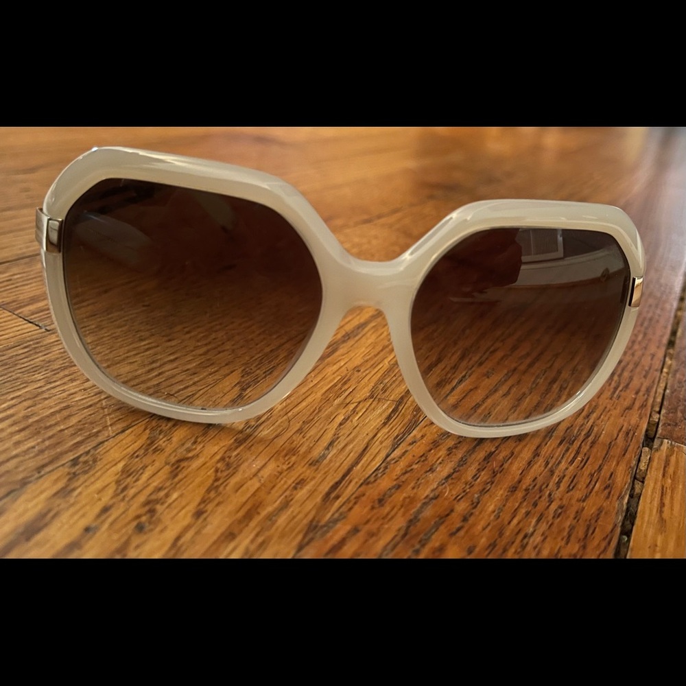 Elegant Oversized Sunnies!